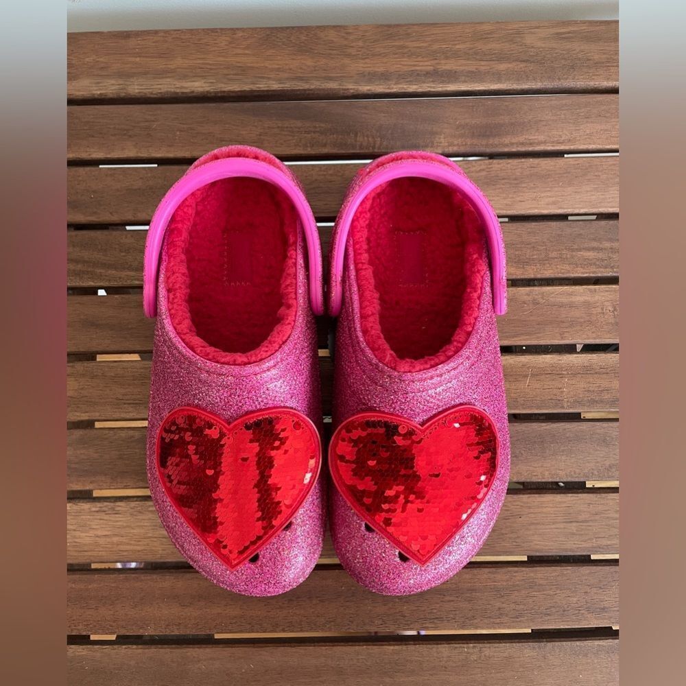 NWT Crocs Classic Lined Valentine's Day 2023 Clog Women Size 9 (208385-6EN)